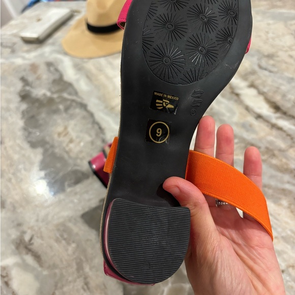 Barely worn EUC Charleston Easton sandals size 9 - Picture 2 of 5